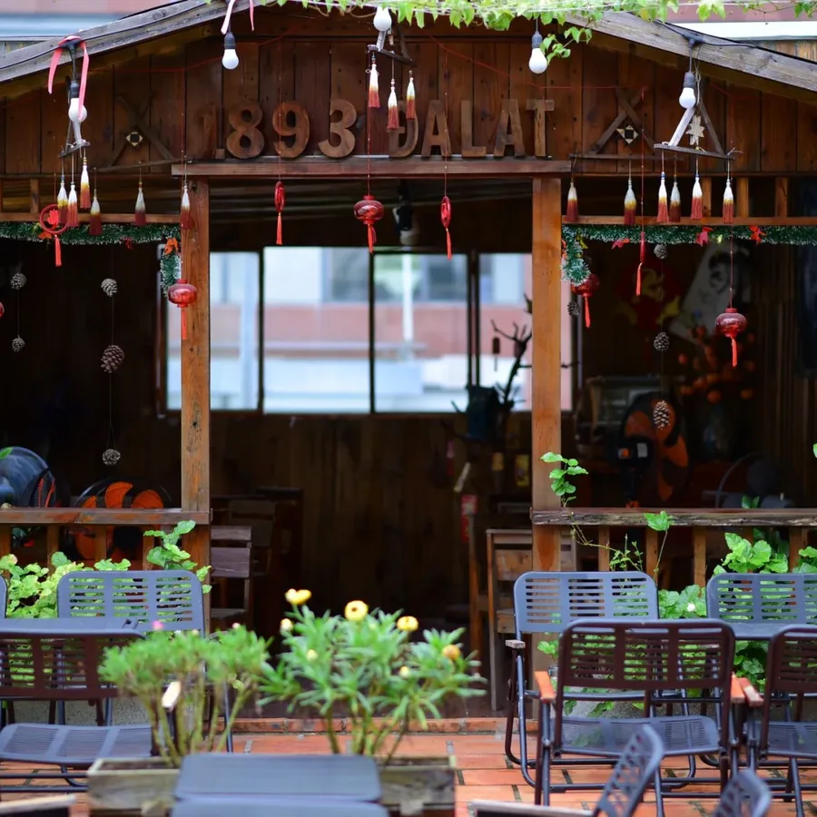 Tại Nhà Trọ Hồng Bút